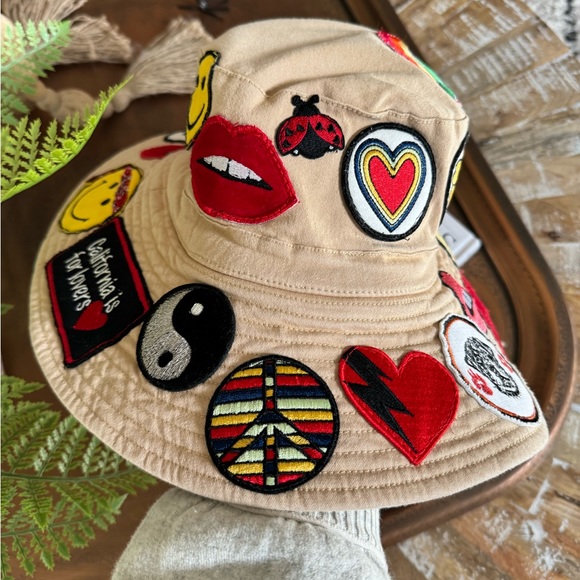 ADINA BUCKET HAT W/ ALLOVER HIPPIE PATCHES - Picture 8 of 11